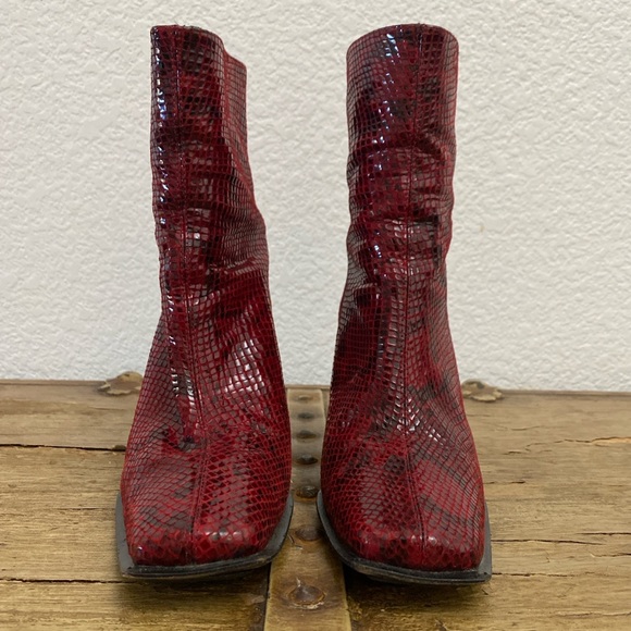 Gutter Lily Threads - Picture 15 of 16